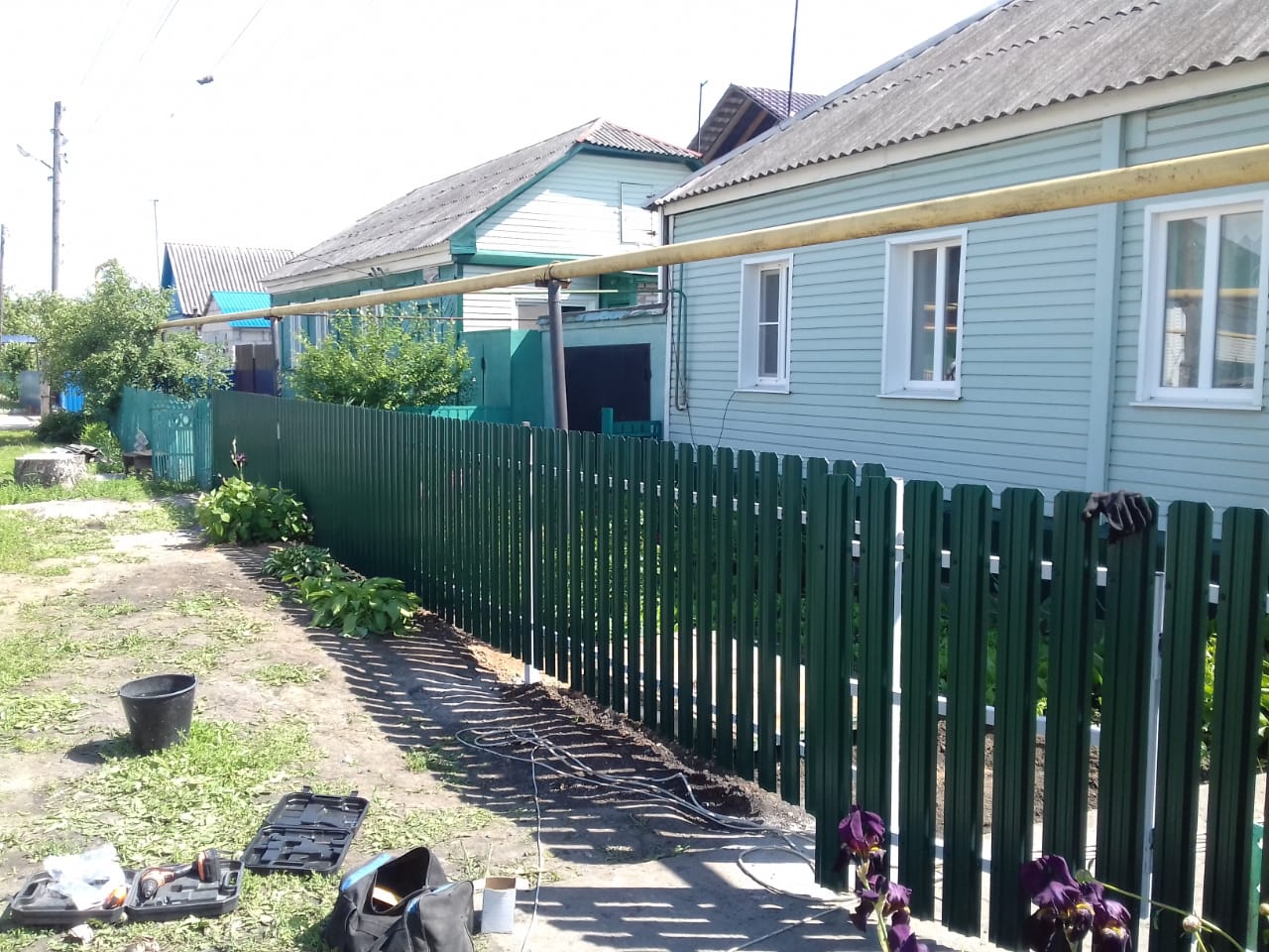 Комбинированный забор 25м штакетник и профлист, ворота, калитка фото в Киришах