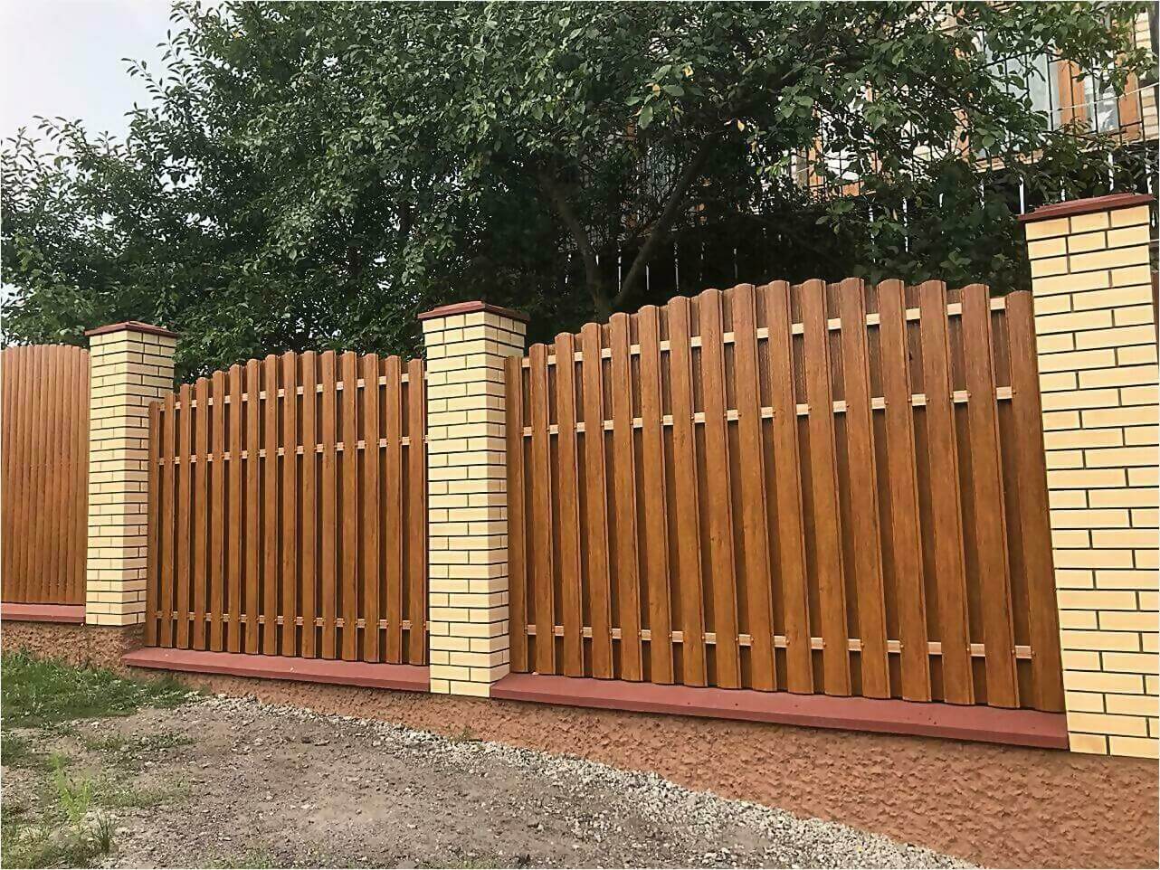 забор из штакетника 80м орех фото1 в Киришах