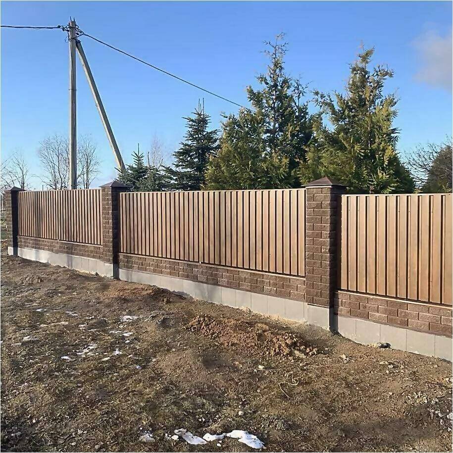 Забор из профлиста НС-21 цвет Printech темное дерево фото1 в Киришах
