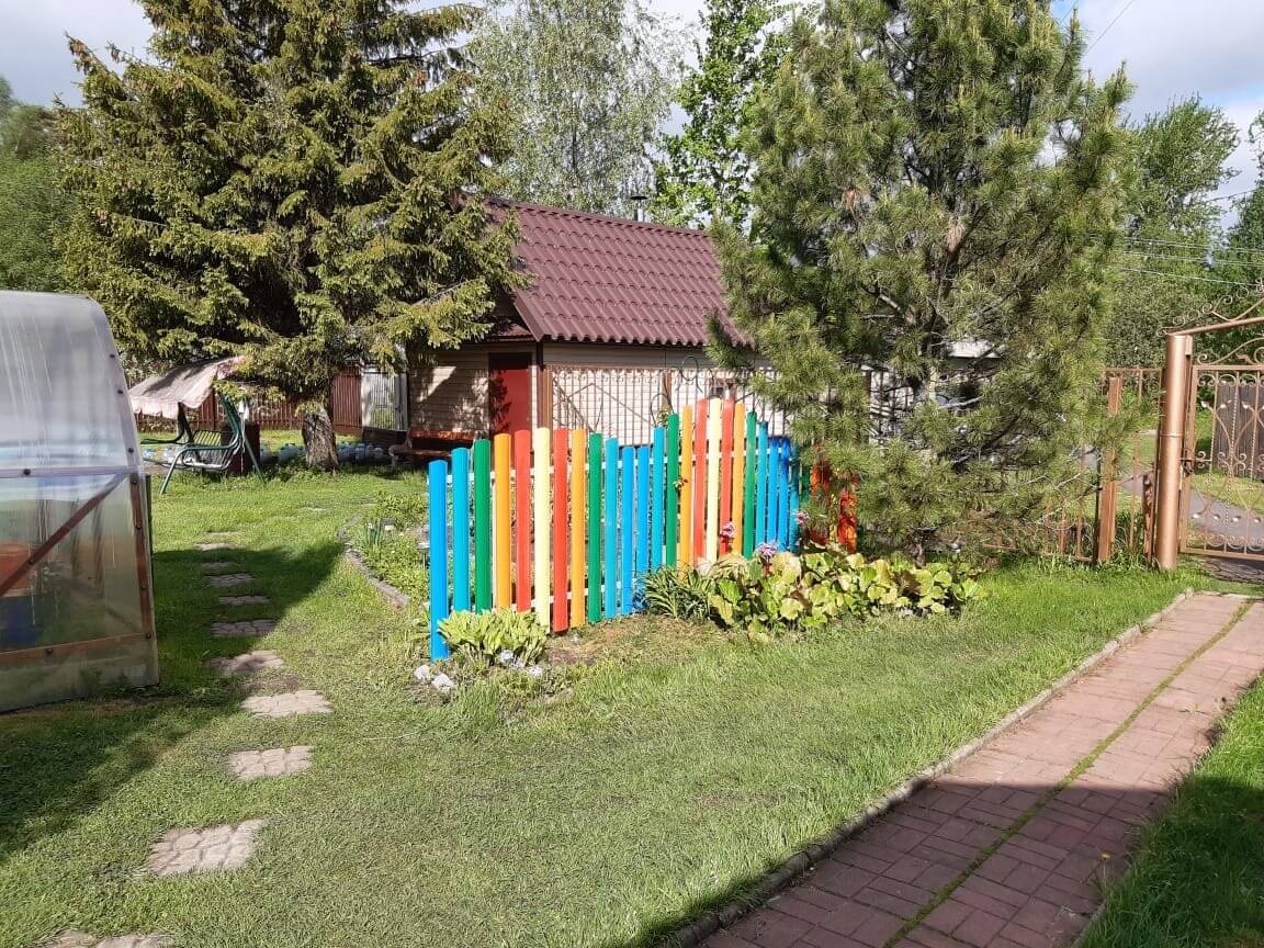 забор из разноцветного штакетника односторонний фото2 в Киришах