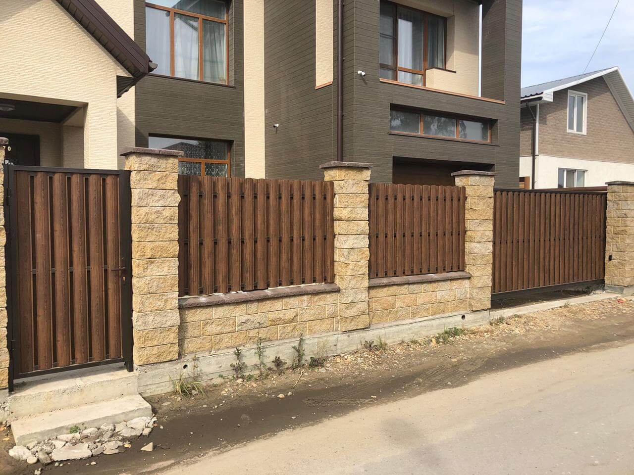 забор из штакетника каштан двухсторонний фото3 в Киришах