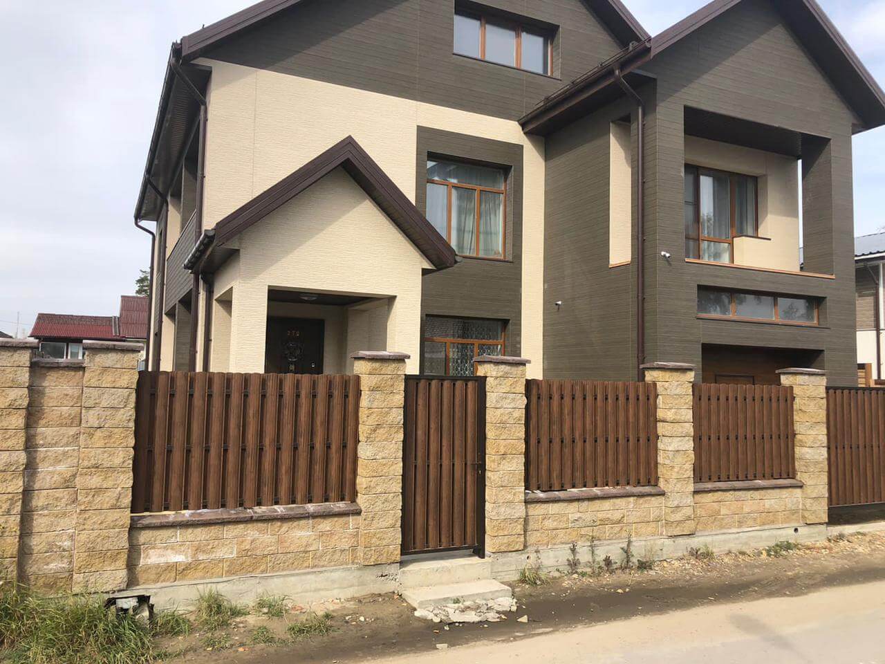 забор из штакетника каштан двухсторонний фото1 в Киришах
