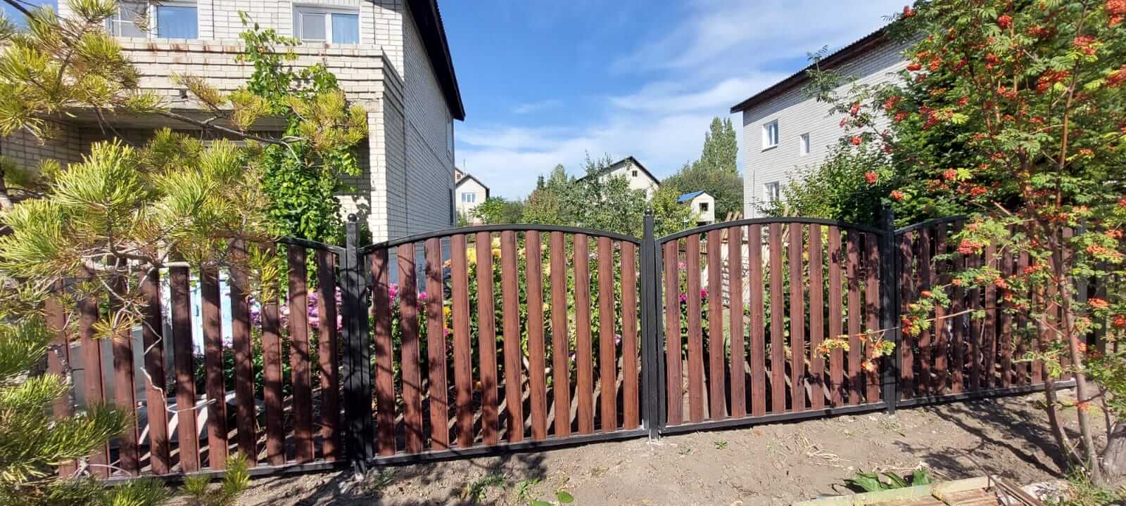 забор из штакетника каштан красный фото2 в Киришах
