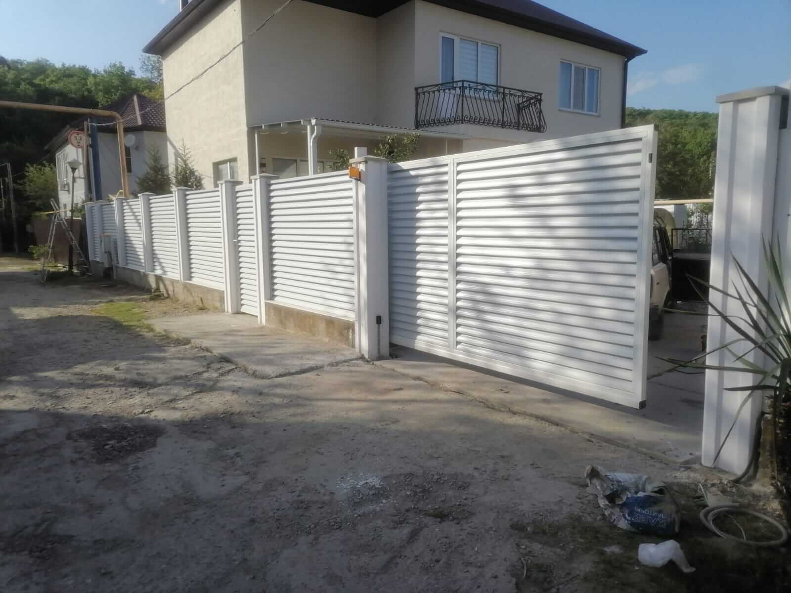 Забор с ламелями еврожалюзи ral9003/9003 Белый 2-х сторонний фото5 в Киришах