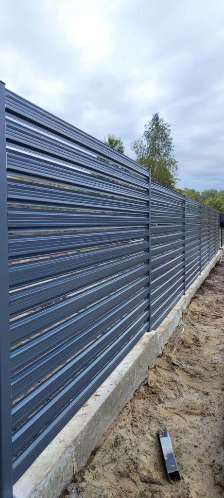забор из штакетника ral7024/7024 серый графит двусторонний фото10 в Киришах