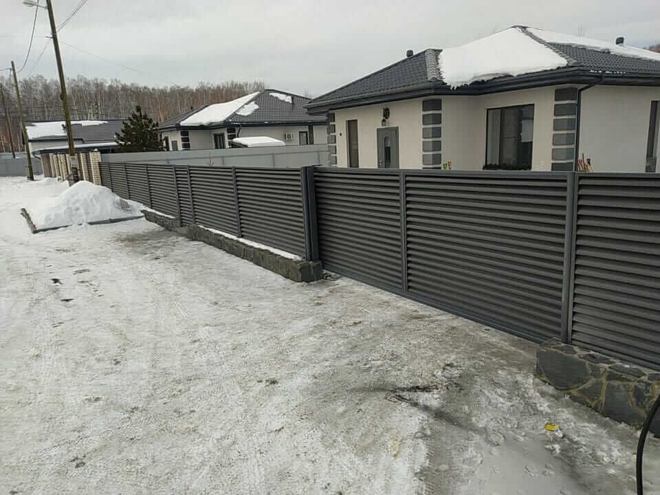 Забор-жалюзи с входной группой 26м RAL7024 Серый Графит МАТТЕ фото 1 в Киришах