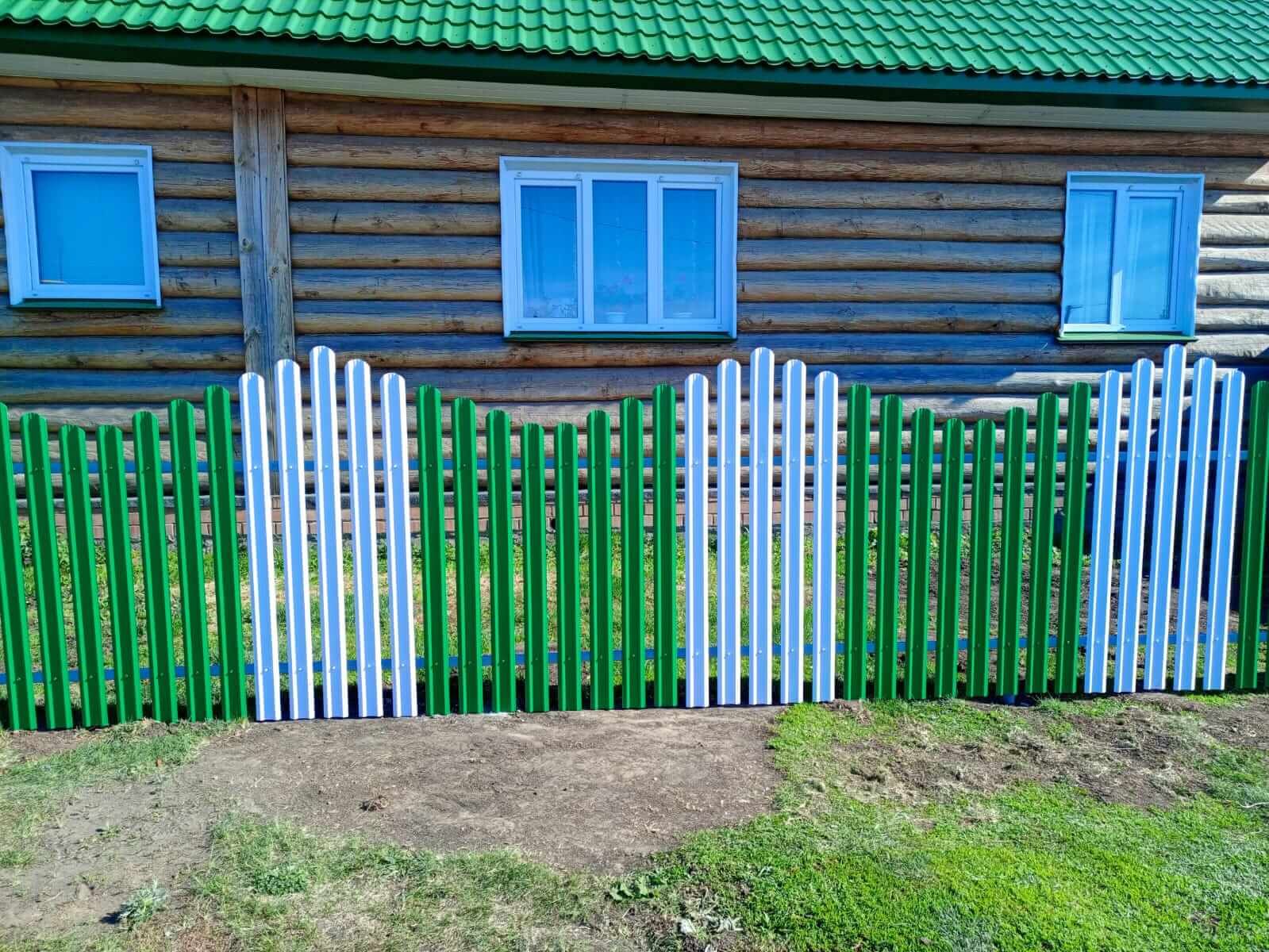 Забор из штакетника 18м в двух цветах RAL9003 Белый + RAL6029 Зеленая Мята в Киришах