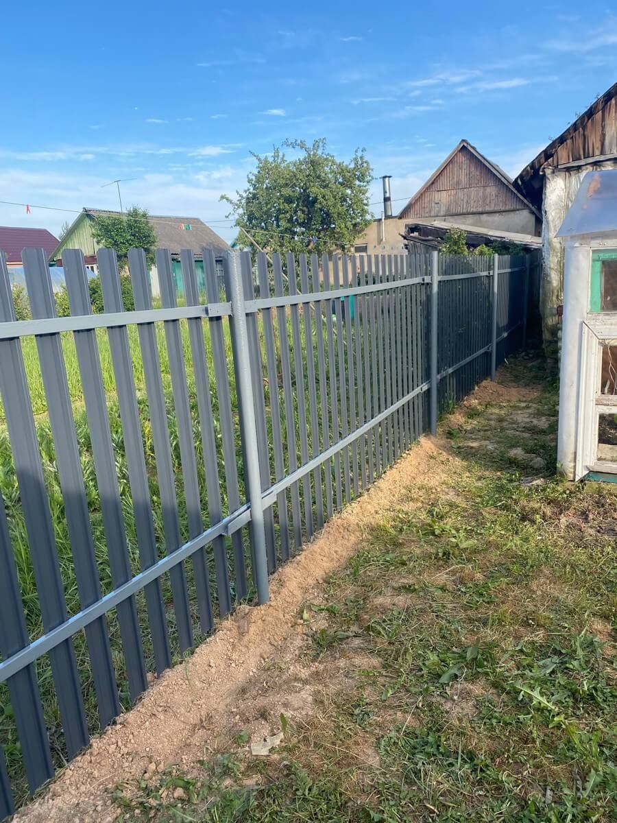 Забор из п-образного штакетника 15м RAL7024/7024 Серый Графит двусторонний в Киришах