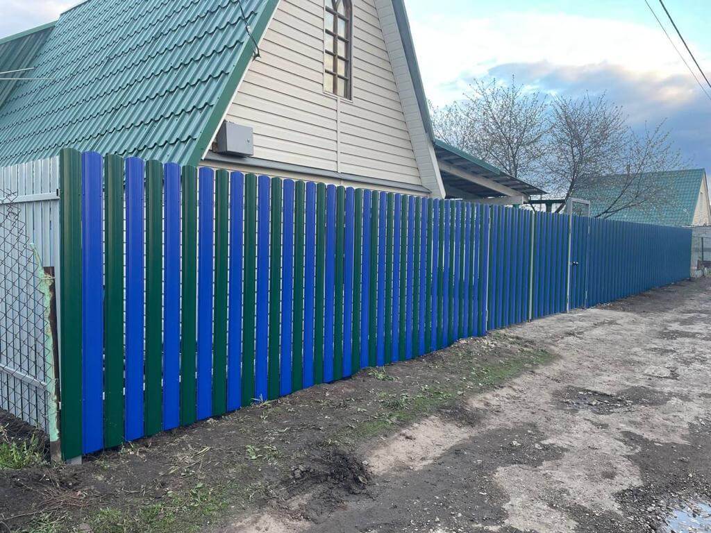 Забор из штакетника двух цветов 16м RAL6005 Зеленый Мох + RAL5002 Синий Ультрамарин фото 2 в Киришах