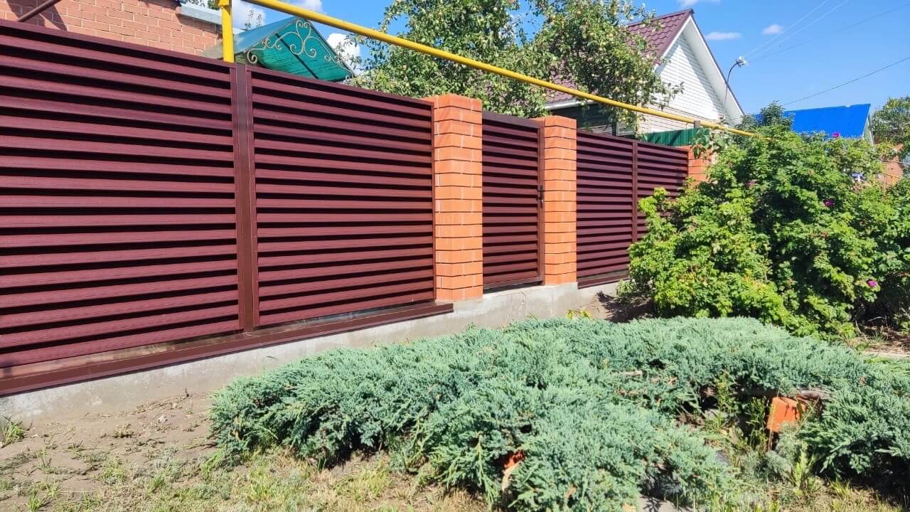 Забор-жалюзи из ламелей Еврожалюзи 20м RAL8017 Шоколад фото 1 в Киришах