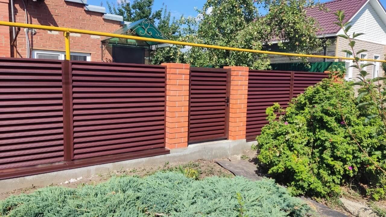 Забор-жалюзи из ламелей Еврожалюзи 20м RAL8017 Шоколад в Киришах
