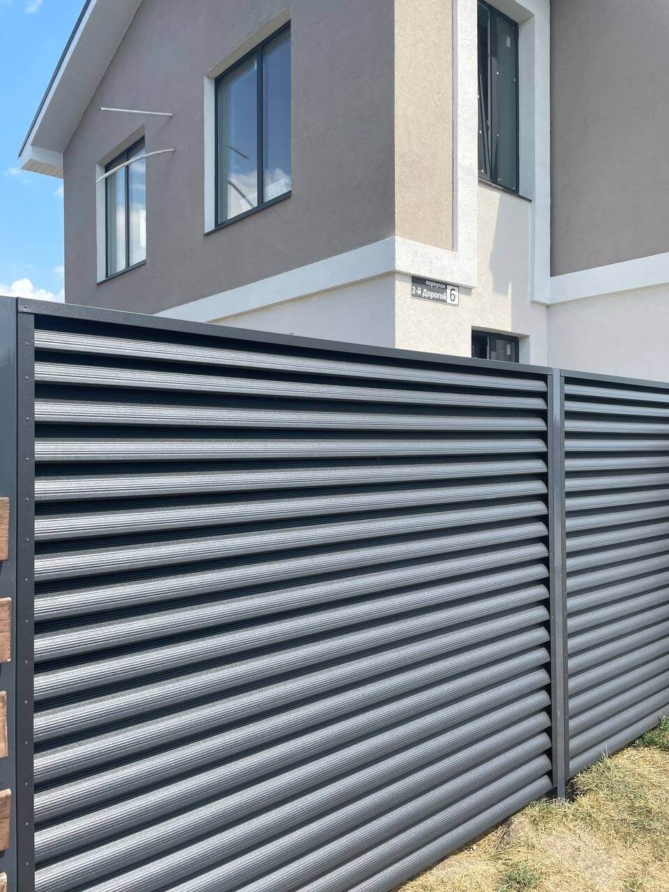 Комбинированный забор из ламелей еврожалюзи и штакетника 27м RAL7024/7024 Серый Графит МАТТЕ 2-х сторонний фото 5 в Киришах