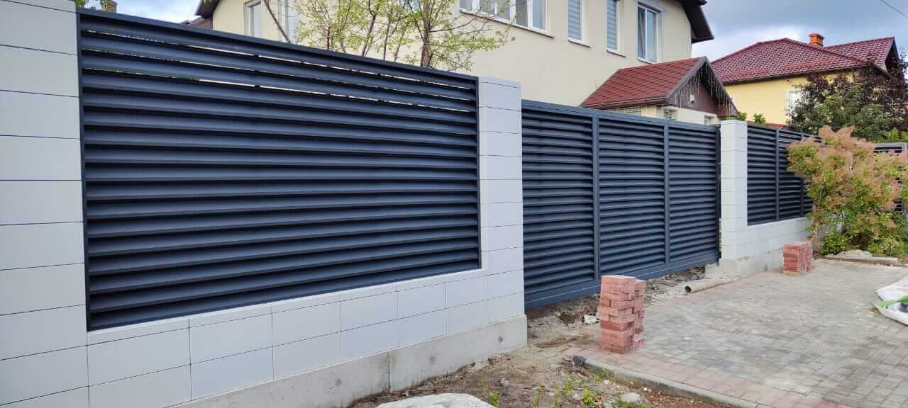 Забор-жалюзи из ламелей ЭКО-Z 17м RAL7024 Серый Графит фото 2 в Киришах