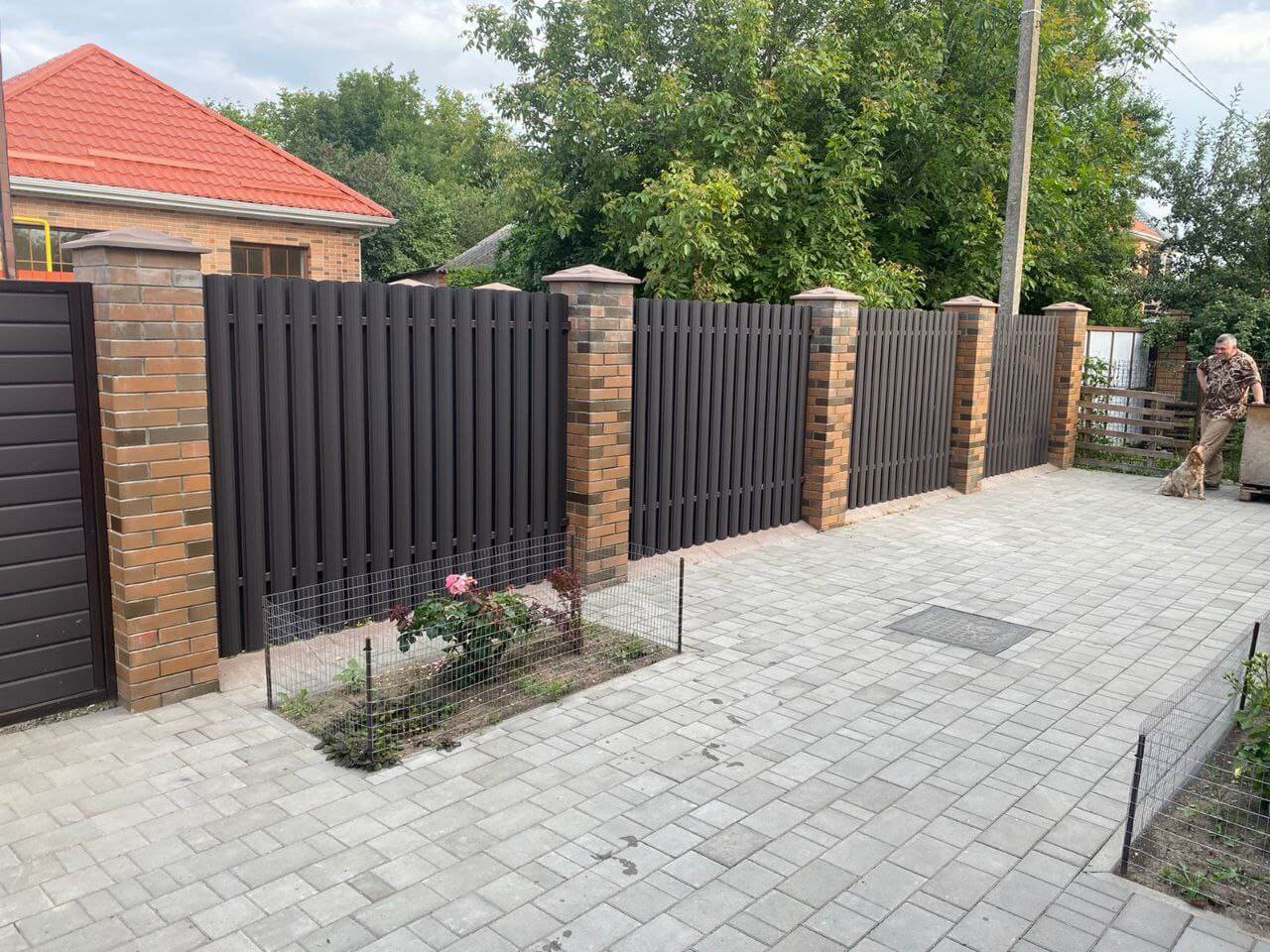 Забор из штакетника полукруглого 22м RAL8019 Темный Шоколад МАТТЕ фото 3 в Киришах