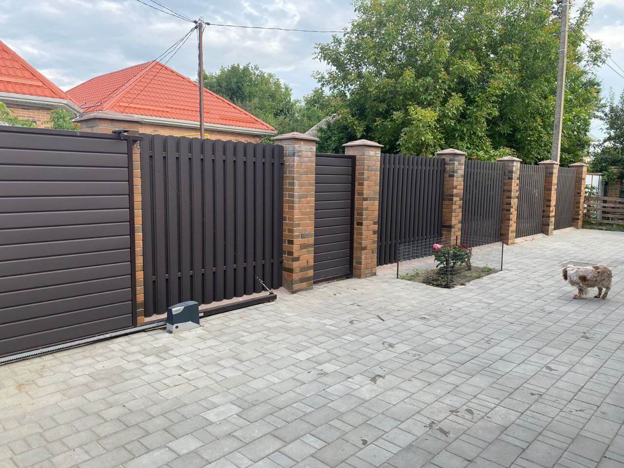 Забор из штакетника полукруглого 22м RAL8019 Темный Шоколад МАТТЕ фото 2 в Киришах