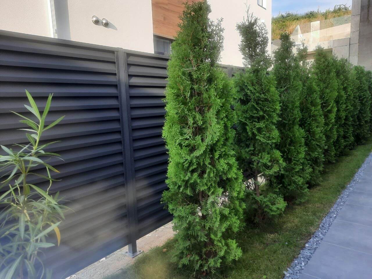 Забор-жалюзи из ламелей Реснички 25м RAL7024 Серый Графит матовый фото 4 в Киришах