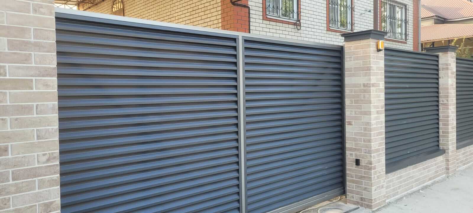 Забор-жалюзи с ламелями ЭКО-Z US усиленные 20м RAL7024/7024 Серый Графит двусторонний МАТТЕ фото 9 в Киришах