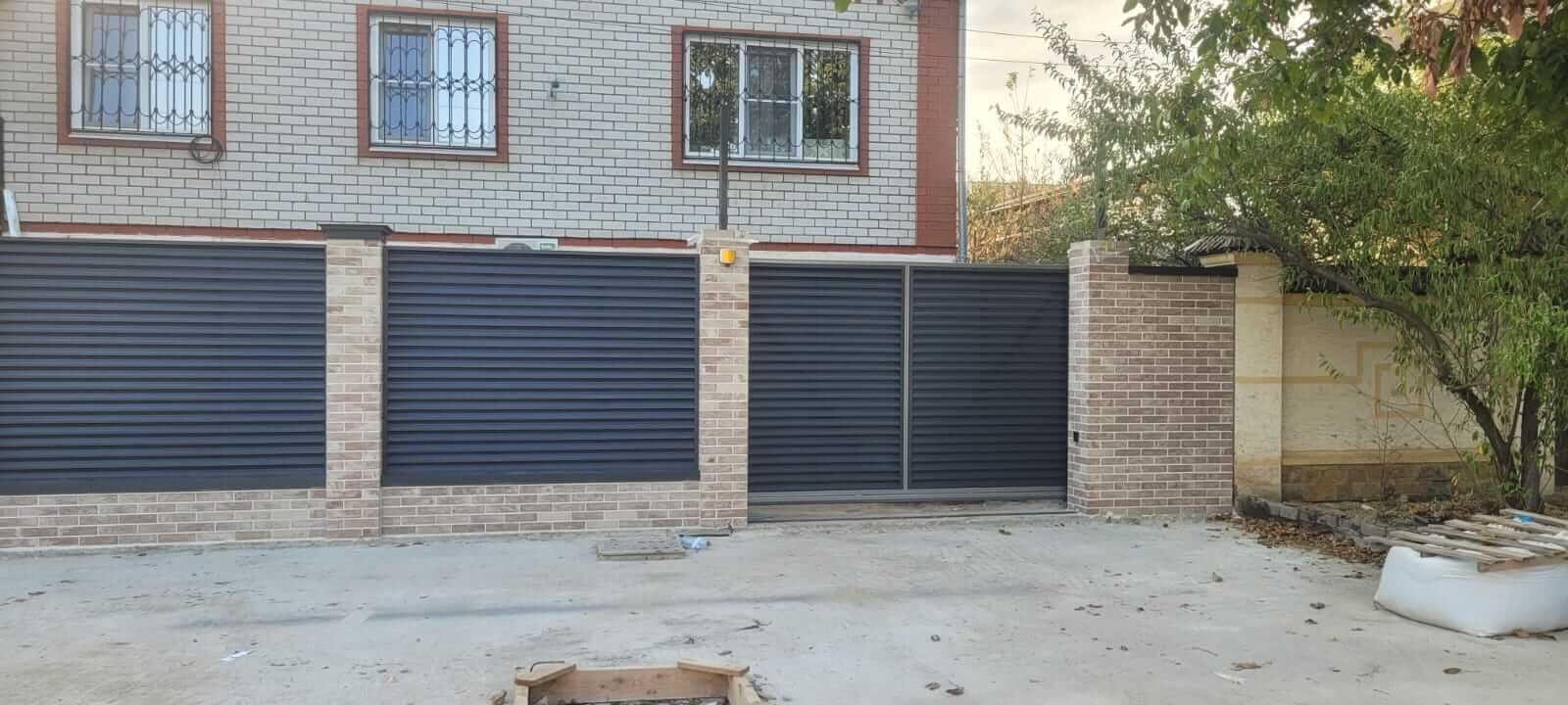 Забор-жалюзи с ламелями ЭКО-Z US усиленные 20м RAL7024/7024 Серый Графит двусторонний МАТТЕ фото 2 в Киришах