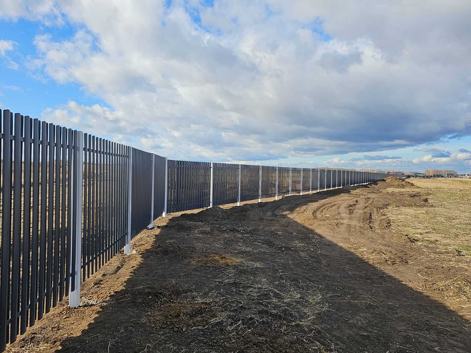 Забор из евроштакетника 234м RAL7024/7024 Серый Графит двусторонний фото 3 в Киришах