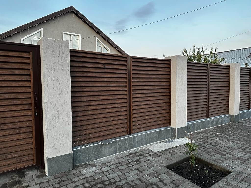 Забор-жалюзи из ламелей Еврожалюзи 23м Каштан Printech фото 1 в Киришах