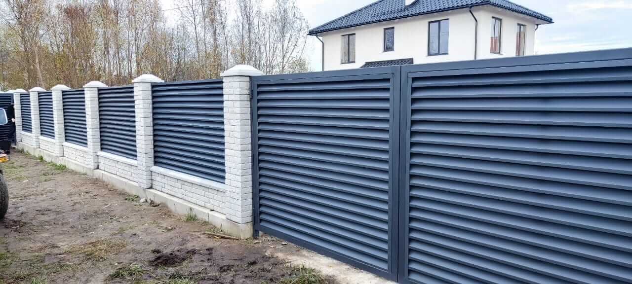 Забор-жалюзи из ламелей ЭКО-Z 32м RAL7024 Серый Графит МАТТЕ фото 5 в Киришах
