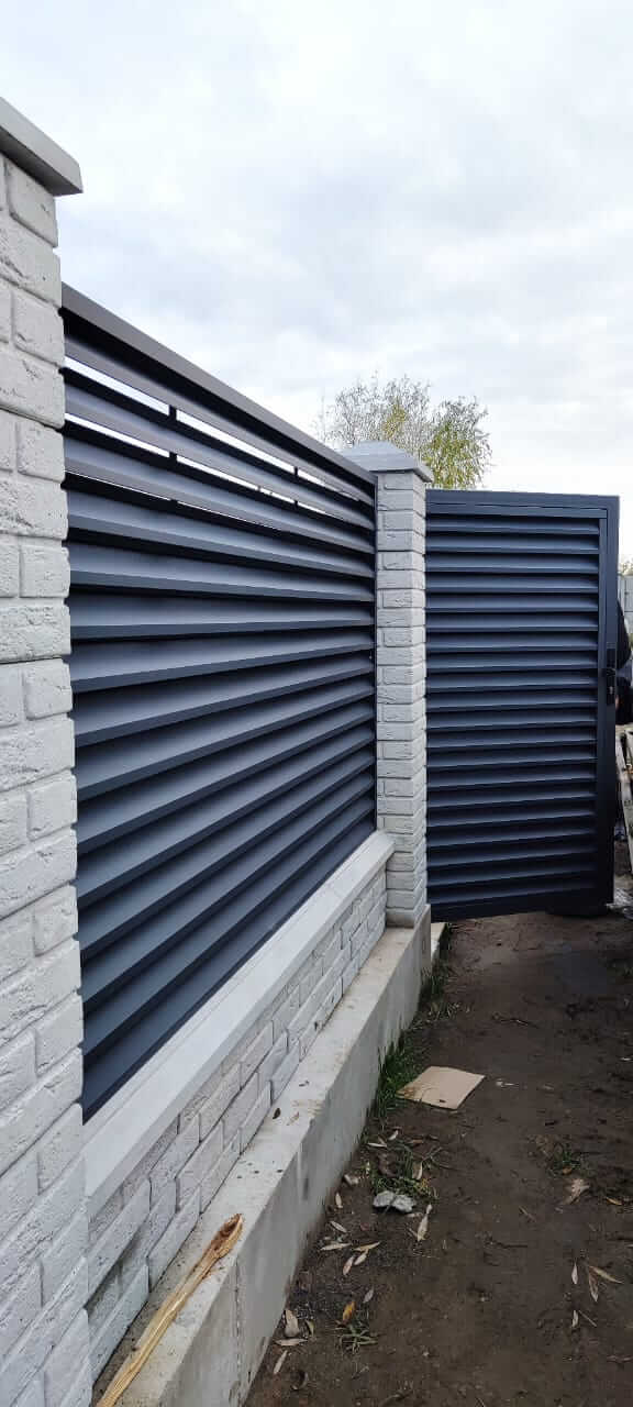 Забор-жалюзи из ламелей ЭКО-Z 32м RAL7024 Серый Графит МАТТЕ фото 4 в Киришах