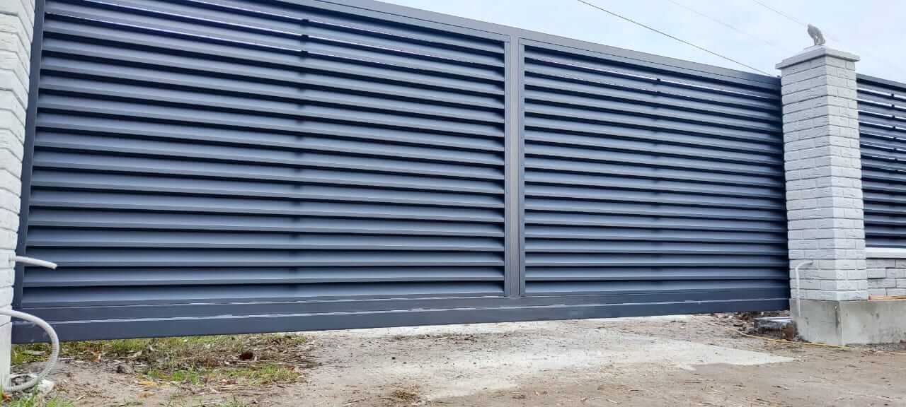 Забор-жалюзи из ламелей ЭКО-Z 32м RAL7024 Серый Графит МАТТЕ фото 3 в Киришах