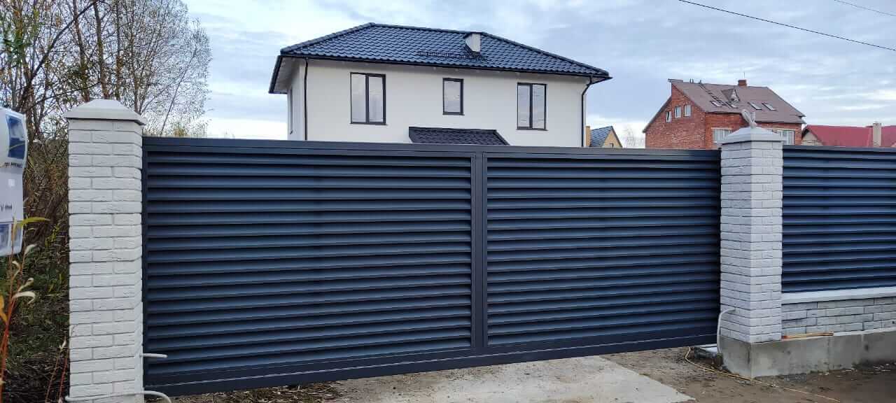 Забор-жалюзи из ламелей ЭКО-Z 32м RAL7024 Серый Графит МАТТЕ фото 2 в Киришах