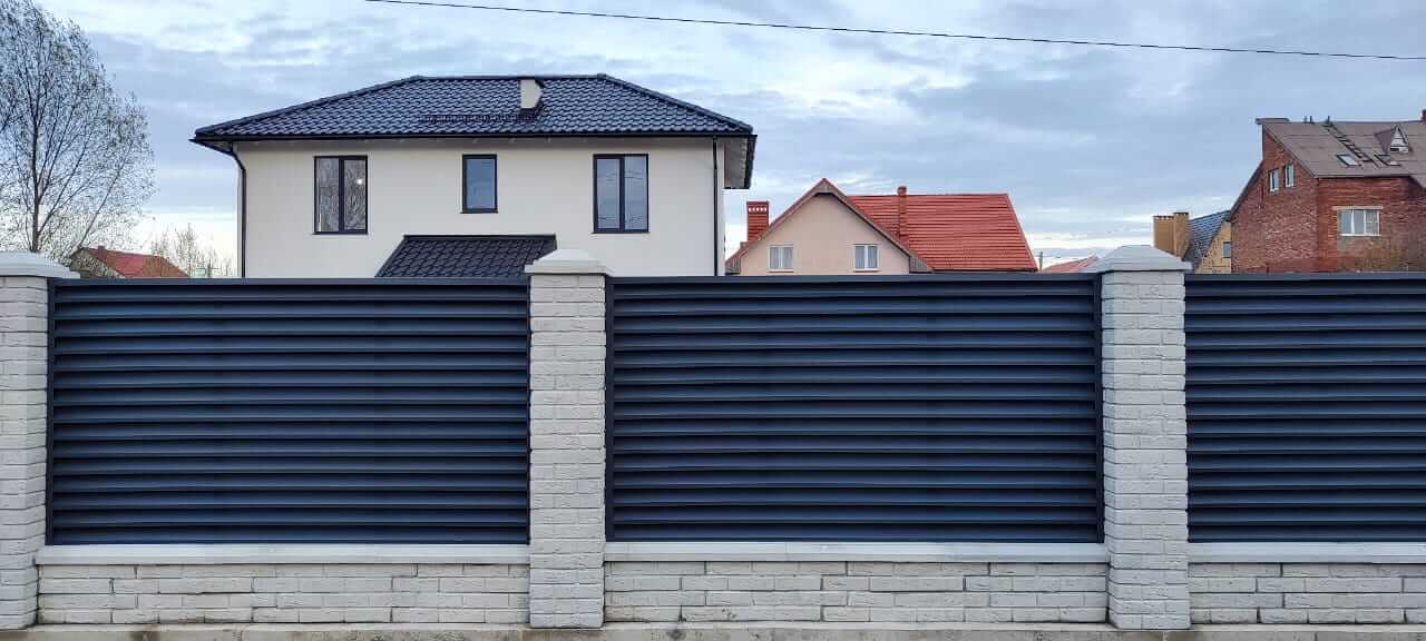 Забор-жалюзи из ламелей ЭКО-Z 32м RAL7024 Серый Графит МАТТЕ в Киришах