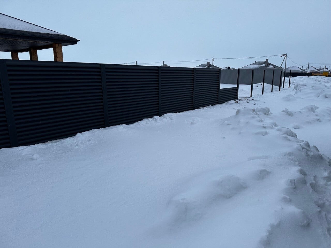 Забор-жалюзи из ламелей еврожалюзи 57м RAL7024 Серый Графит МАТТЕ фото 6 в Киришах