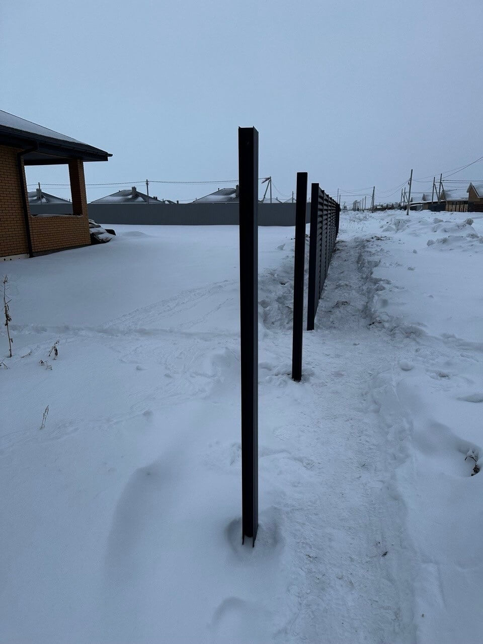 Забор-жалюзи из ламелей еврожалюзи 57м RAL7024 Серый Графит МАТТЕ фото 5 в Киришах