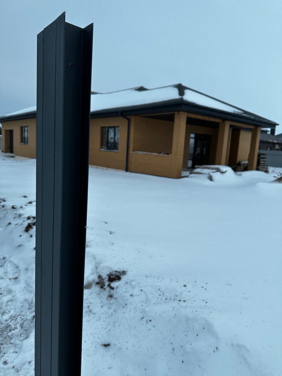 Забор-жалюзи из ламелей еврожалюзи 57м RAL7024 Серый Графит МАТТЕ фото 3 в Киришах