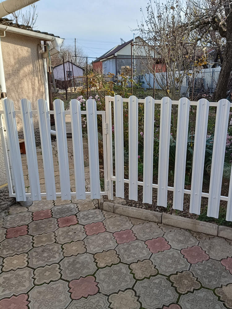 Заборчик из евроштакетника высотой 1м. RAL9003/9003 Белый двусторонний в Киришах