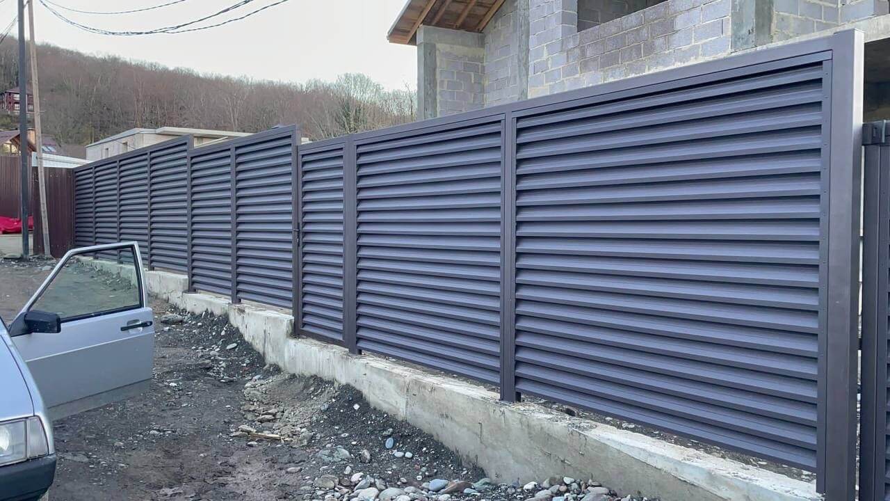 Забор-жалюзи из ламелей ЭКО-Z 54м RAL8019/8019 Темный Шоколад двусторонний в Киришах