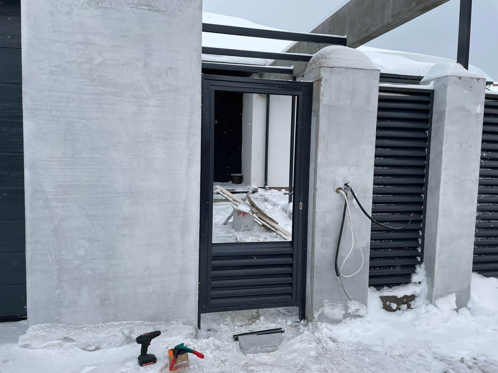 Забор из ламелей еврожалюзи 28м RAL7024/7024 Серый Графит двусторонний фото 2 в Киришах