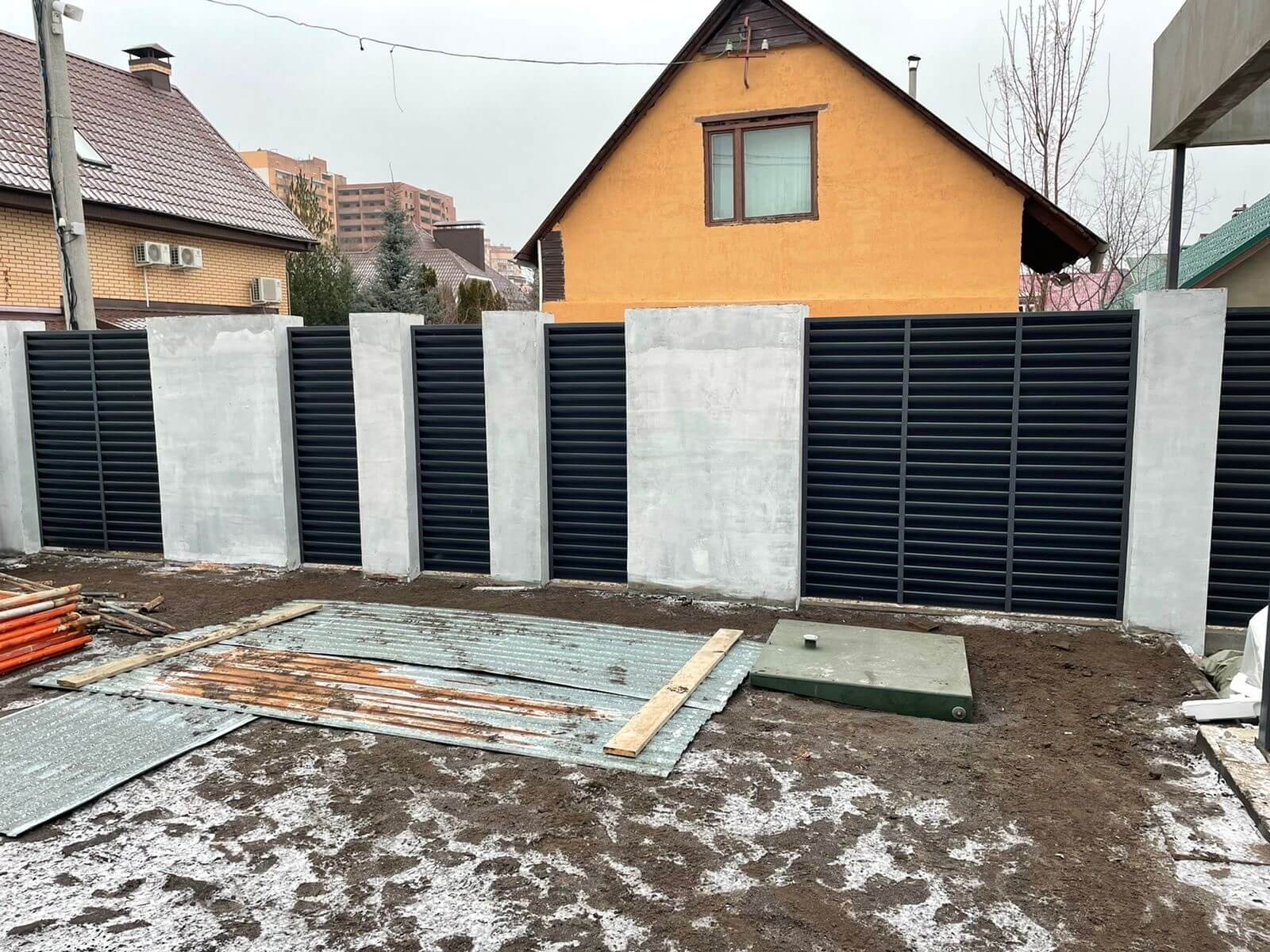 Забор из ламелей еврожалюзи 28м RAL7024/7024 Серый Графит двусторонний в Киришах