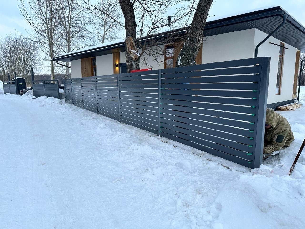 Забор-ранчо из металлопланкена 37м RAL7024 Серый Графит фото 3 в Киришах