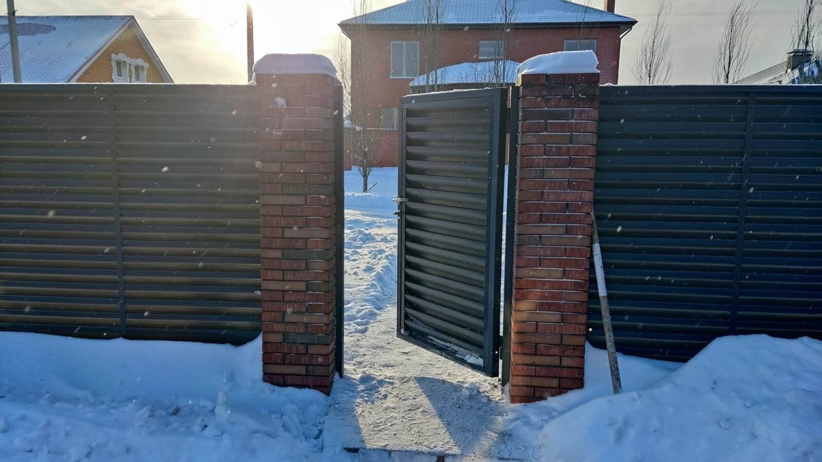 Забор-жалюзи с ламелями еврожалюзи 34м RAL7024/7024 Серый Графит двусторонний фото 3 в Киришах