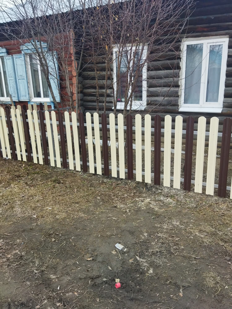 Забор из штакетника ЭКО-М 12м RAL1015/1015 Слоновая Кость двусторонний, RAL8017/8017 Шоколад двусторонний в Киришах