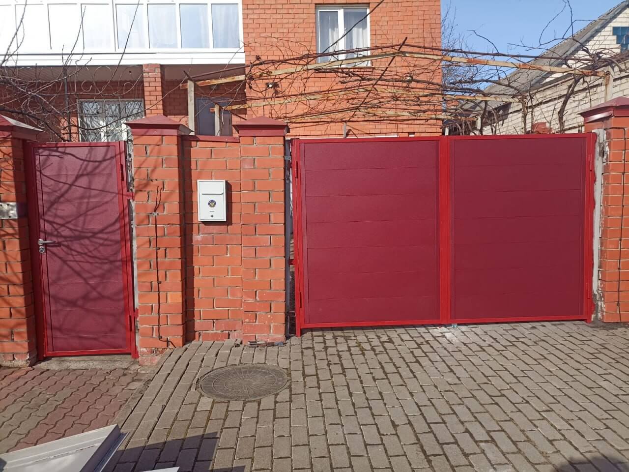 Ворота и калитка из металлопланкена 4м RAL3005 Красное Вино, Стальной Бархат в Киришах