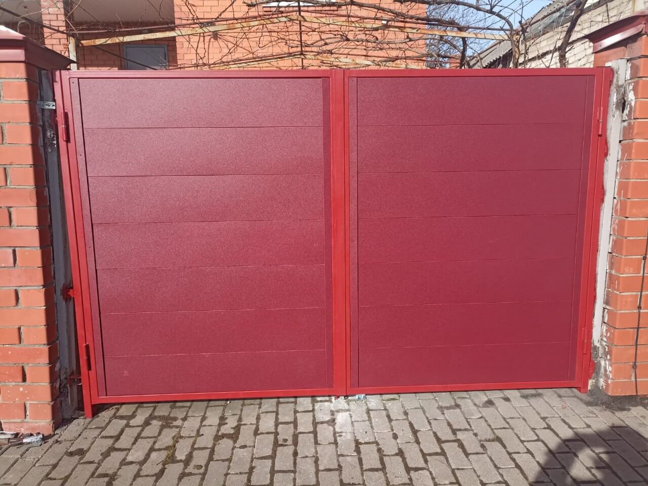 Ворота и калитка из металлопланкена 4м RAL3005 Красное Вино, Стальной Бархат фото 1 в Киришах