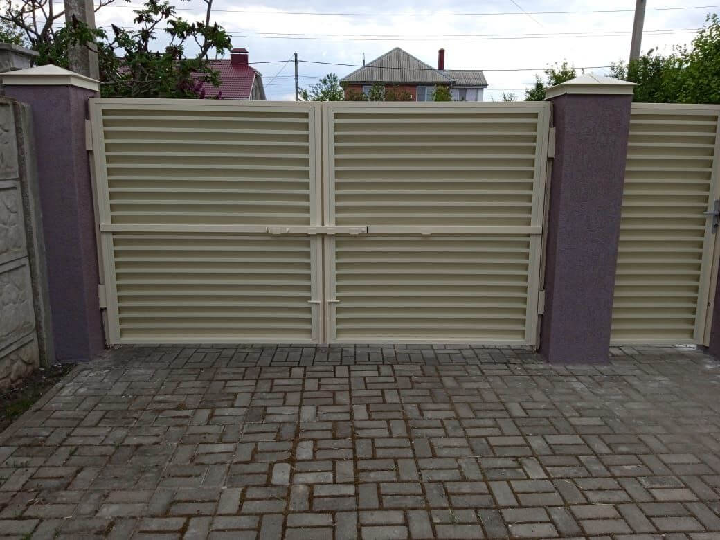 Забор-жалюзи с ламелями ЭКО-Z 10м RAL1015 Слоновая Кость фото 4 в Киришах