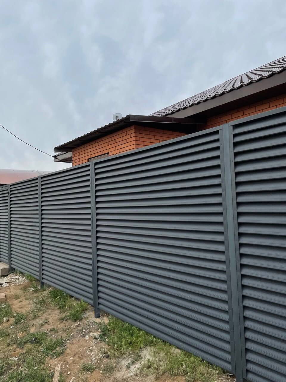 Забор из ламелей еврожалюзи 24м RAL7024 Серый Графит МАТТЕ в Киришах