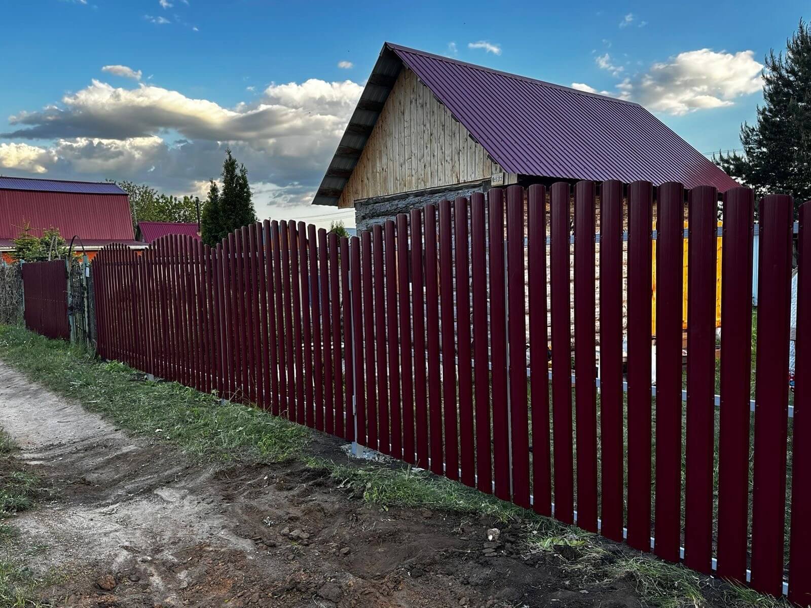 Забор из евроштакетника 28м RAL3005 Красное Вино фото 4 в Киришах