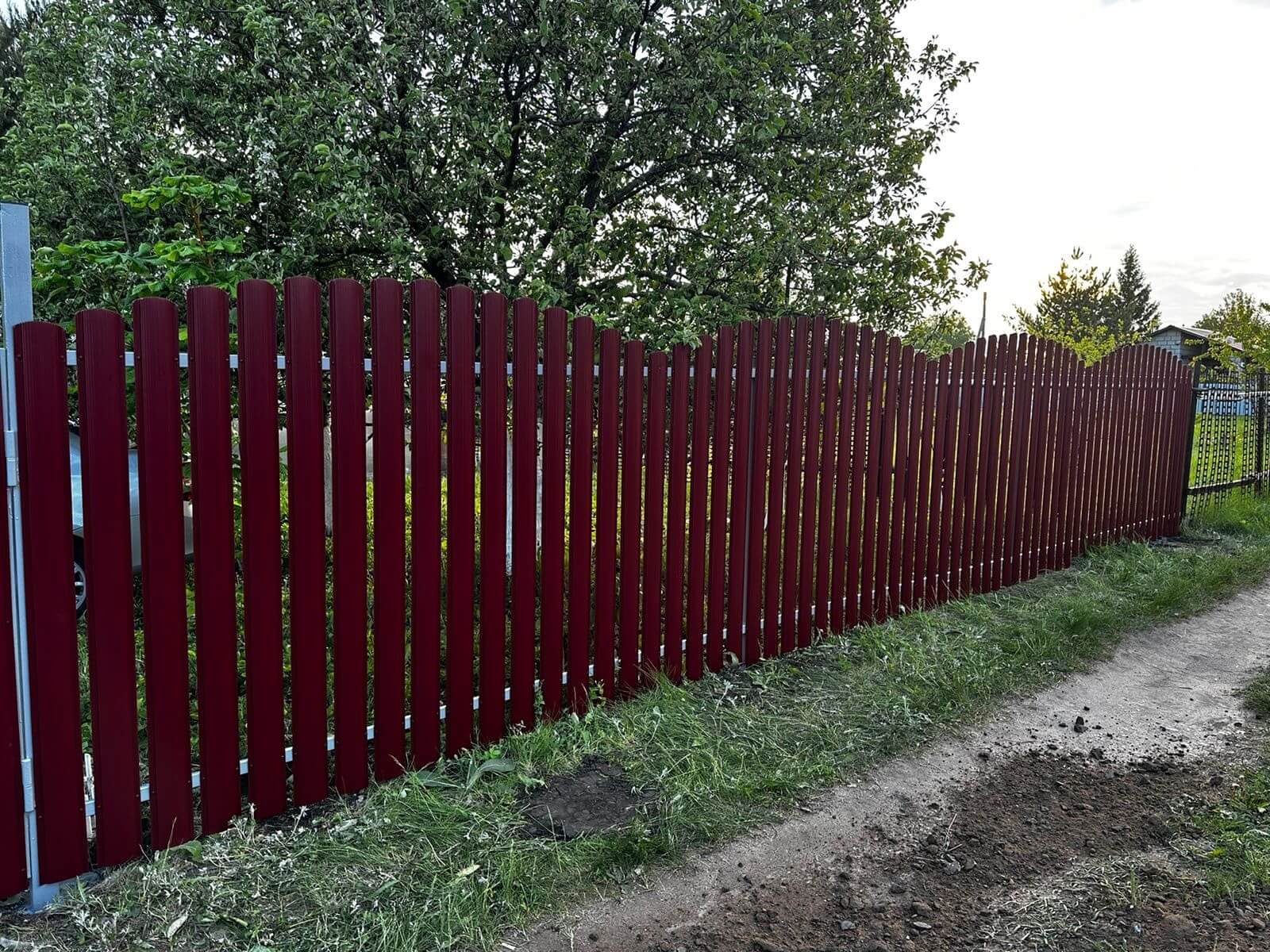 Забор из евроштакетника 28м RAL3005 Красное Вино фото 3 в Киришах