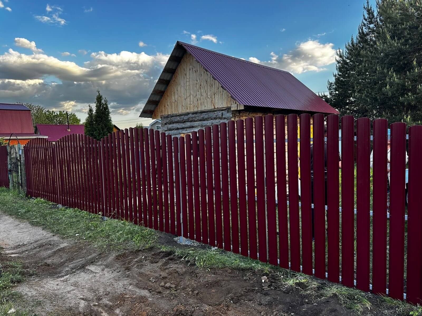 Забор из евроштакетника 28м RAL3005 Красное Вино фото 2 в Киришах
