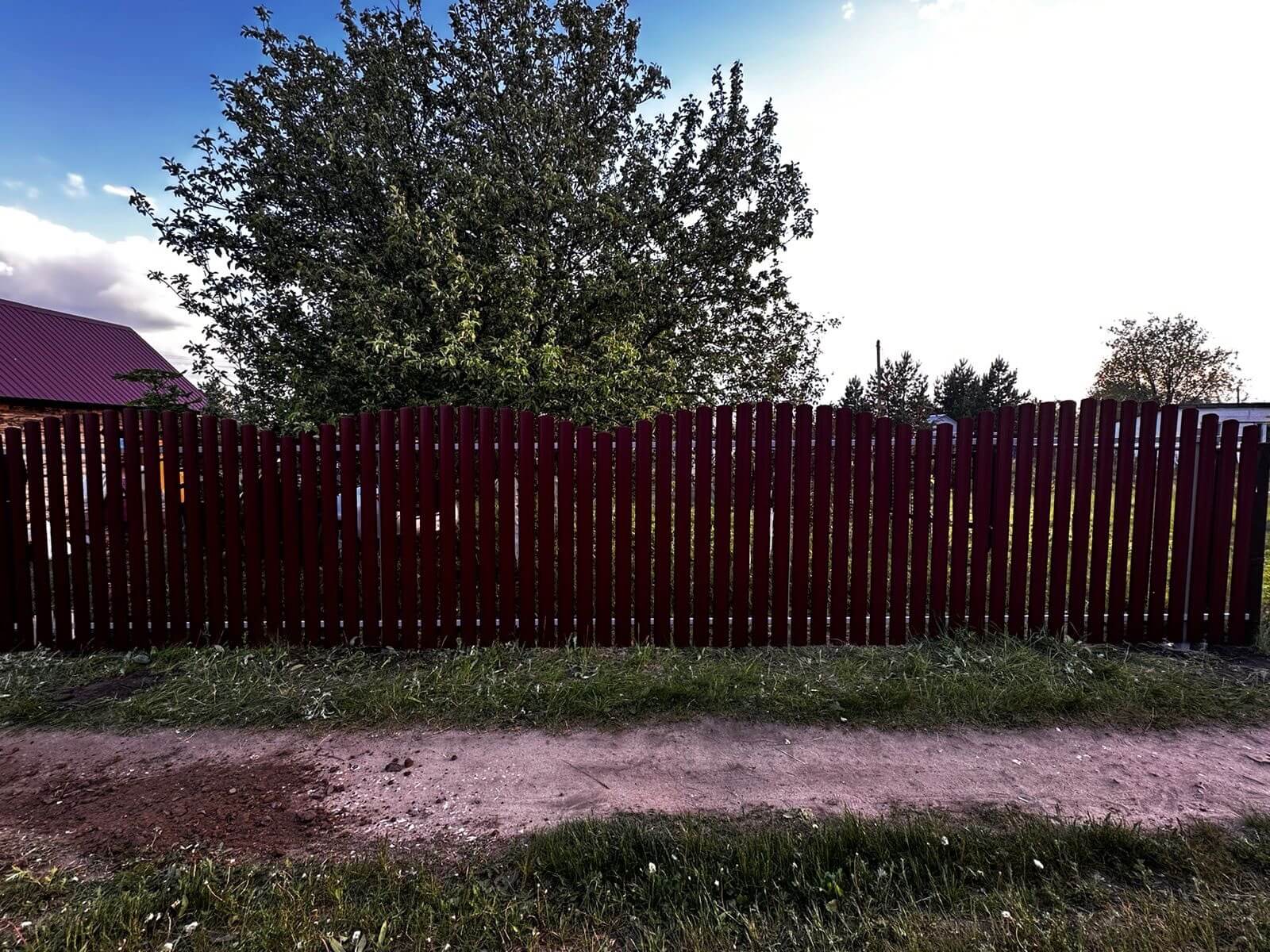 Забор из евроштакетника 28м RAL3005 Красное Вино фото 1 в Киришах