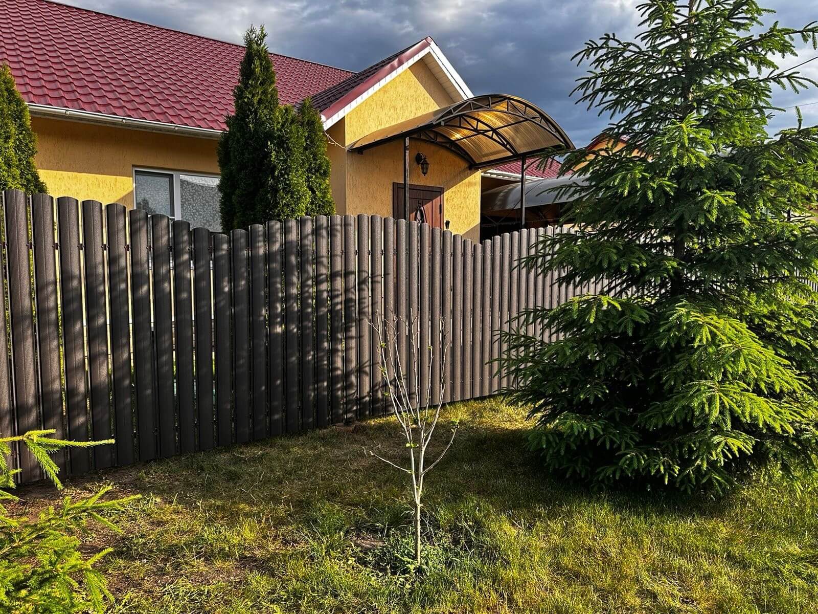 Забор из евроштакетника 37м RAL8019 Темный Шоколад МАТТЕ фото 4 в Киришах