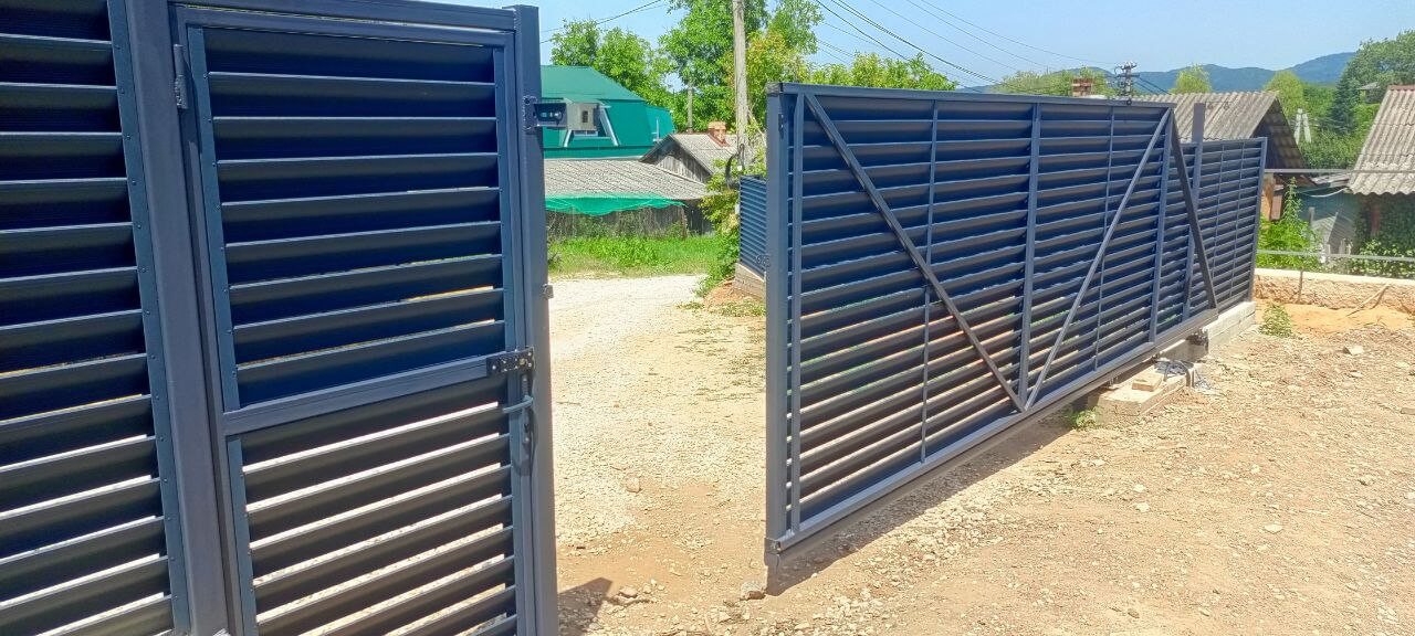 Забор-жалюзи из ламелей Еврожалюзи 53м RAL7024 Серый Графит МАТТЕ фото 16 в Киришах