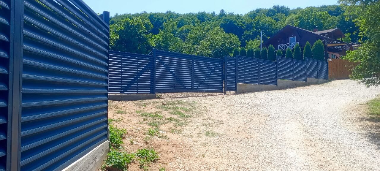 Забор-жалюзи из ламелей Еврожалюзи 53м RAL7024 Серый Графит МАТТЕ фото 8 в Киришах